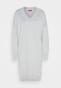 Robe pull en tricot gris clair à manches longues, col en V, avec poignets et ourlet côtelés, présentée sur fond blanc.