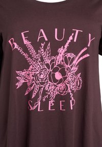 Maglietta viola scuro con illustrazione floreale rosa e le parole "BEAUTY SLEEP" che circondano i fiori in un design curvo.