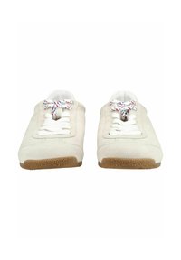 Paire de baskets en daim blanc avec semelles marron et lacets blancs attachés par un nœud rayé rouge et bleu, vues de face.