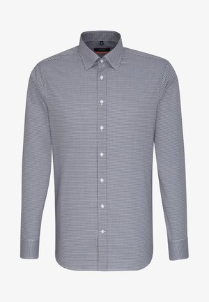 Camicia da uomo a maniche lunghe con motivo a quadretti in bianco e nero, colletto classico e bottoni bianchi lungo il davanti.