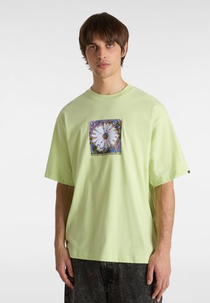 Lichtgroen oversized t-shirt van katoen, met een rechthoekige bloemenprint in het midden en iriserende accenten.