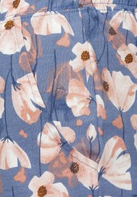 Lichtblauwe stof met een bloemenpatroon met roze en bruine bloemen. Het design bevat subtiele textuur en details van een gegatherde tailleband.