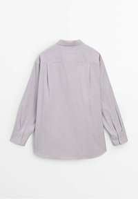 Chemise grise claire à manches longues avec col classique, empiècement au dos et poignets boutonnés, vue de dos sur fond blanc.