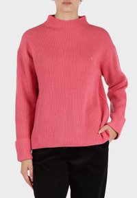 Maglione a collo alto rosa a coste con maniche lunghe e vestibilità rilassata. Presenta un ampio colletto ed è realizzato in un morbido tessuto a maglia testurizzato.