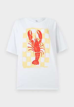 Bela majica s kratkimi rokavi z velikim rdečim rakom na sredini, na bledo rumenem in belem karo ozadju.