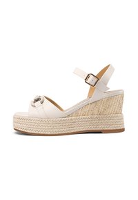 Sandalo con zeppa in pelle bianca, pianta in juta intrecciata, cinturino alla caviglia regolabile e dettaglio decorativo a fibbia sulla punta.