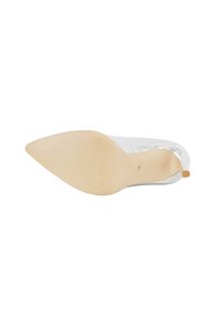 Zilveren hoge hak schoen met een spitse neus, een gladde metallic bovenkant en een beige gestructureerde zool met een kleine hak voor stabiliteit.