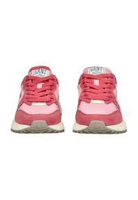 Różowe trampki z połączeniem gładkich i zamszowych tekstur. Posiadają okrągły czubek, sznurowane z przodu oraz kontrastowe białe i beżowe akcenty.