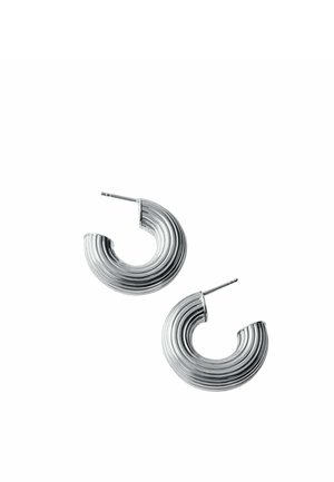 Par de pendientes de aro con tonalidad plateada y acanalados, con extremos abiertos y postes rectos para orejas perforadas sobre fondo blanco.