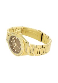 Goldfarbene Armbanduhr mit braunem Zifferblatt, Armband aus rostfreiem Stahl, runder Gehäuseform, markanten Stundenmarkierungen und einer Lünette mit Minutenmarkierungen.