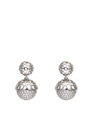 Ezüst fülbevalók, kis lyukakkal díszített gömb alakú mintával, csillogó alsó résszel, átlátszó díszkövekkel és áttört felső résszel.