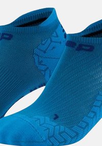 Blaue Sportsocken mit strukturiertem Oberflächen, verstärktem Zehenbereich und einem Designmuster. Knöchellang mit elastischem Bündchen für einen sicheren Sitz.