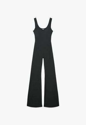 Tuta nera con scollo a U e gambe larghe svasate. Realizzata in tessuto elasticizzato, presenta cuciture minime per una texture liscia.