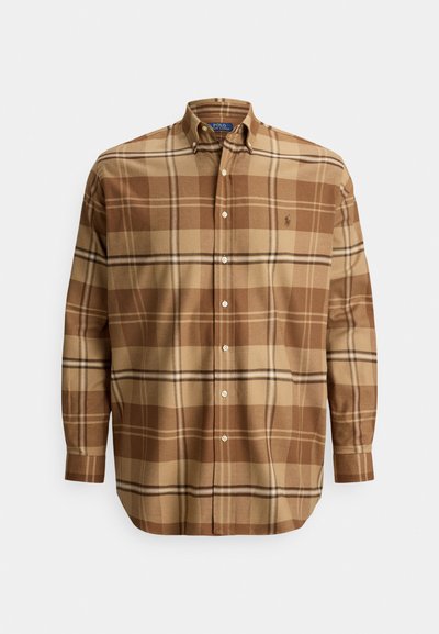 Rjava karo s srajco s srajčnim ovratnikom, z raznolikimi odtenki rjave in bež barve. Vključuje gumbe in logotip na prsih. Iz bombažnega materiala.