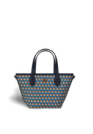 Petit sac fourre-tout avec un motif géométrique de cubes bleus, orange et beige, poignées navy foncé et un emblème rond doré sur le devant.