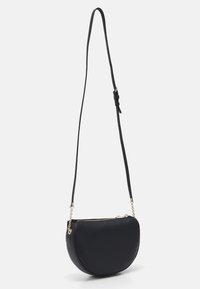 Borsa a tracolla nera in pelle con forma arrotondata, tracolla regolabile, dettagli in hardware dorato e chiusura con zip. Superficie con dettaglio testurizzato.