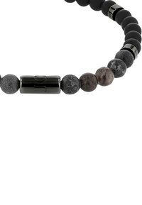 Bracciale di perline con perle di colore nero opaco, grigio e maculato, dotato di una chiusura nera lucida. Texture liscia con schemi di colore variati.