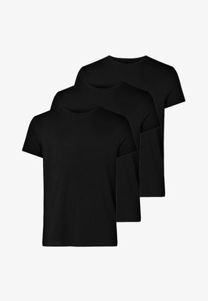 Sæt af tre sorte t-shirts. Korte ærmer, rund hals, standard pasform. Lavet af blødt stof med en glat tekstur. Ingen mønstre eller accentuer.