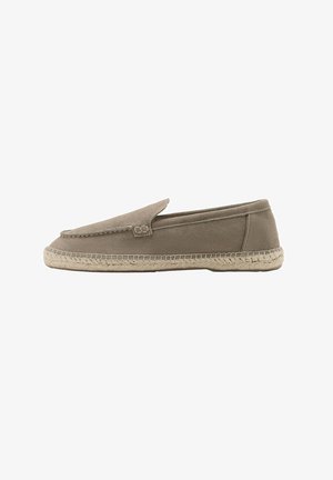 Espadrille beige en daim à enfiler avec détails cousus et semelle en jute tressée, montrée de profil sur fond blanc.