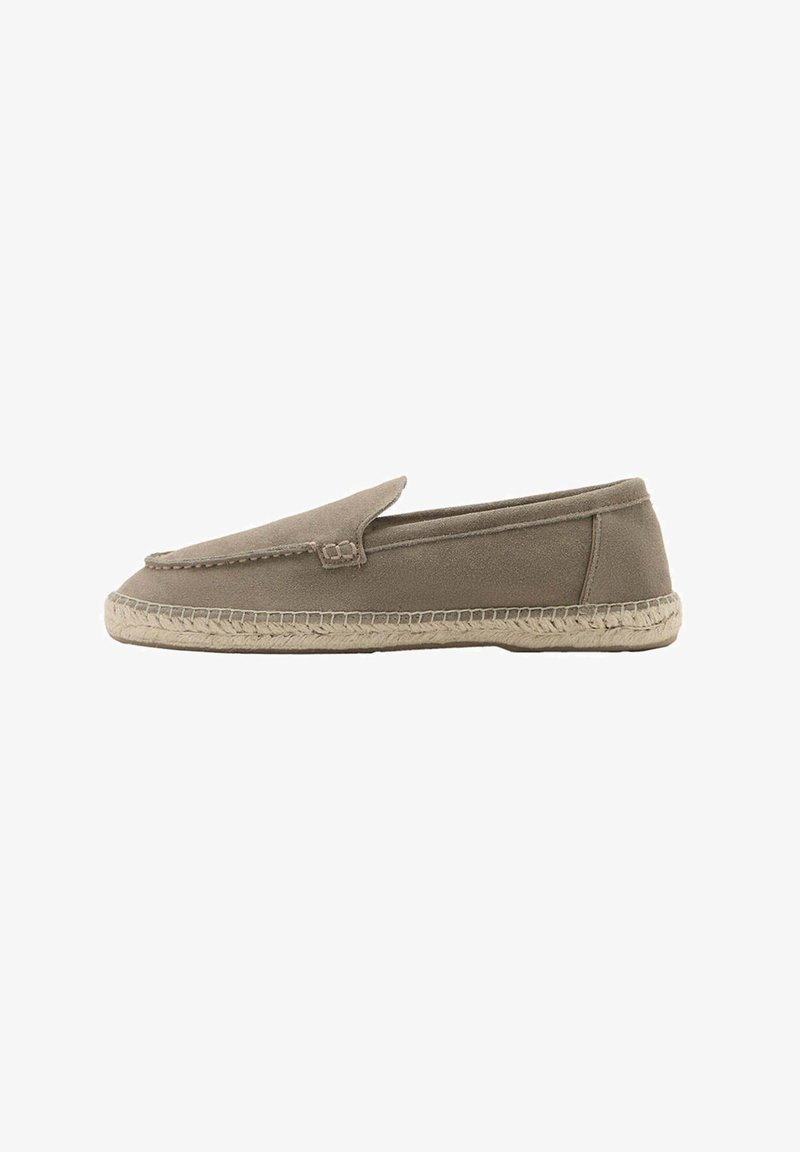 Espadrille beige en daim à enfiler avec détails cousus et semelle en jute tressée, montrée de profil sur fond blanc.
