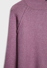 Helllila Strickpullover mit hohem Kragen, Raglanärmeln und einer weichen Textur mit einem einheitlichen Muster.