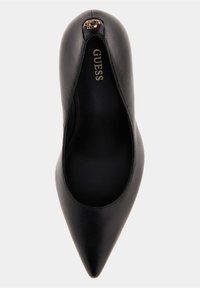 Escarpin noir en cuir à bout pointu avec une texture lisse. Présente un logo doré à l'intérieur et un petit accent doré sur le talon.