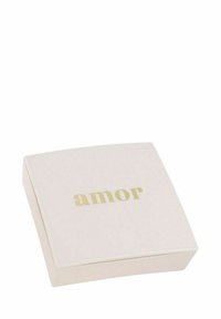 Scatola quadrata di colore rosa chiaro con una superficie liscia e un'iscrizione in oro "amor" sulla parte superiore. Design minimalista con angoli arrotondati.