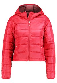 Giacca imbottita rossa, corta, con cappuccio, presenta pannelli cuciti, una cerniera frontale e tasche laterali. Materiale liscio e lucido.