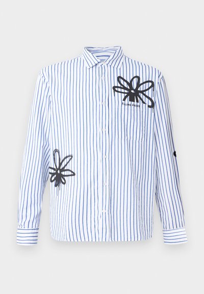 Srajca z gumbki z modro-belimi navpičnimi črtami, ki ima črne cvetlične vzorce na prsih in spodnjem delu. Iz bombažnega materiala, običajen kroj.