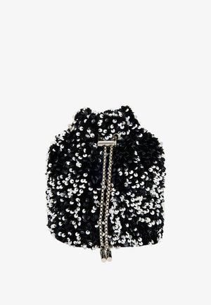 Sac à dos à cordon noir en sequins, avec une surface texturée, doté d'une bandoulière en chaîne et d'accents en métal argenté pour la fermeture.