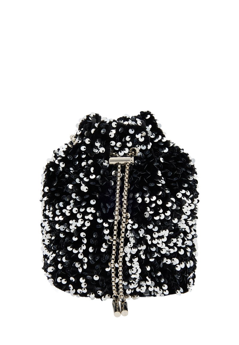 Fekete flitteres húzózsinóros hátizsák texturált felülettel, lánc vállpánttal és ezüst színű fém kiegészítőkkel a záráshoz.