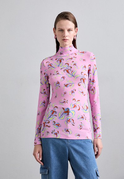 Haut à manches longues et col montant en tissu rose avec un motif abstrait en tourbillon coloré. Texture lisse avec des teintes vives de rouge, bleu et vert.