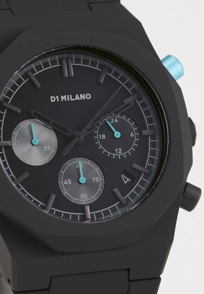 Svart analog klokke med matt finish, flerdialt ansikt, grå underdials, turkise detaljer og en åttakantet kassedesign.