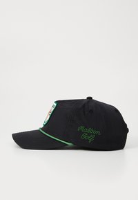 Gorra de béisbol negra con acentos verdes, que presenta un parche en el frente y el bordado "Malbon Golf" en el lado. Tejido ligero, forma estructurada.