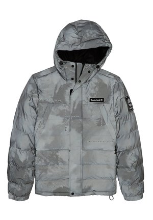 Giacca invernale grigia imbottita con cappuccio, decorata con patch con il logo Timberland sul petto e sulla manica, con chiusura a cerniera e bottoni a pressione.