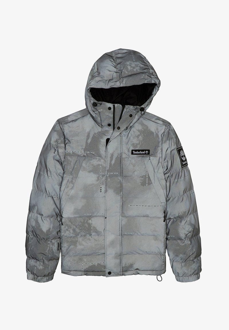 Szara pikowana zimowa kurtka z kapturem, z naszywkami z logo Timberland na piersi i rękawie, zapinana na zamek błyskawiczny i zatrzaski.