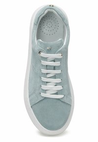 Sneaker in suede blu chiaro con lacci bianchi, soletta interna perforata e suola in gomma bianca vista dall'alto.