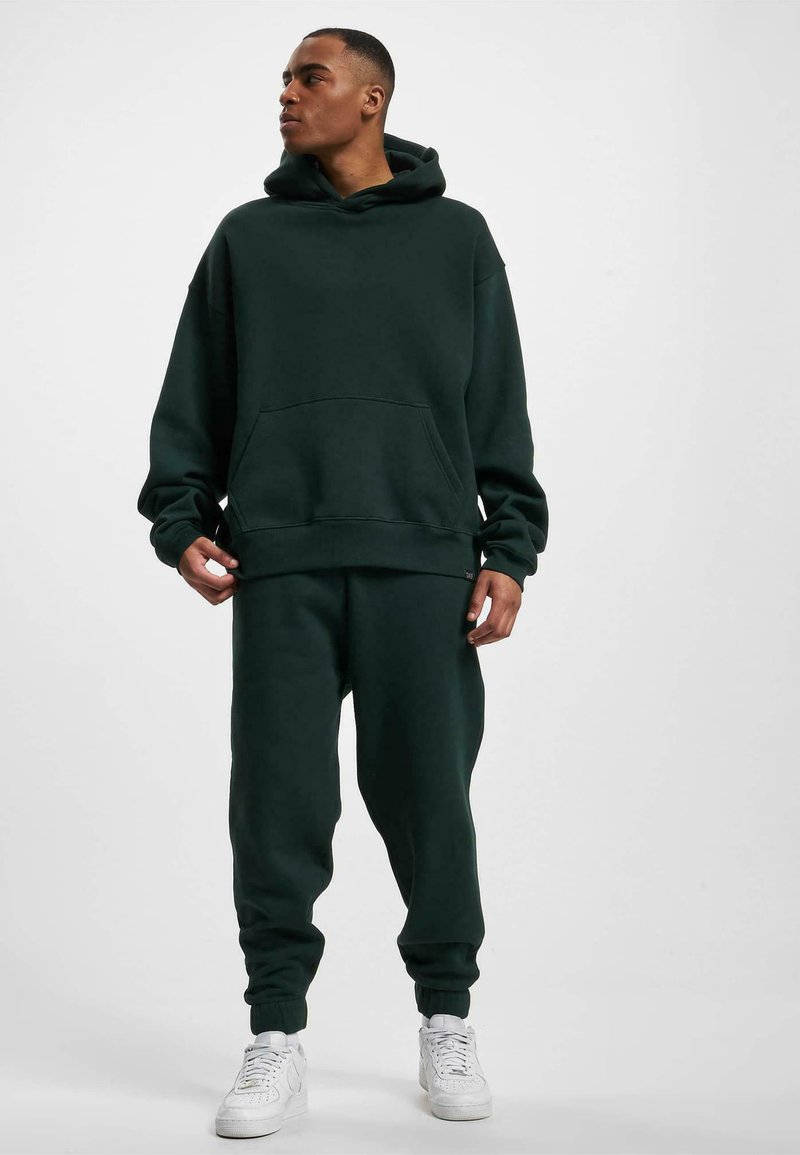 BIDI BADU Dajan Sweat à Capuche Garçon – Vert Foncé, 100% Polyester, Style Tennis Lifestyle