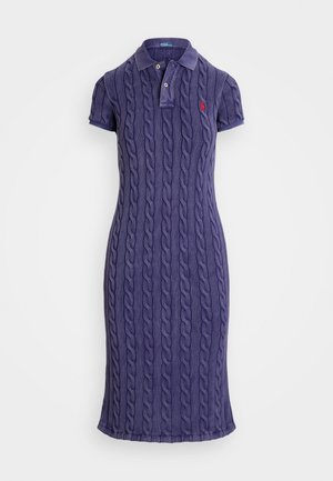 Violetti kaapepunokuituinen polo-mekko, jossa lyhyet hihat, kaulus, kaksi nappia ja pieni punainen logo rinnassa. Sujuva pinta ja vartaloa korostava muotoilu.