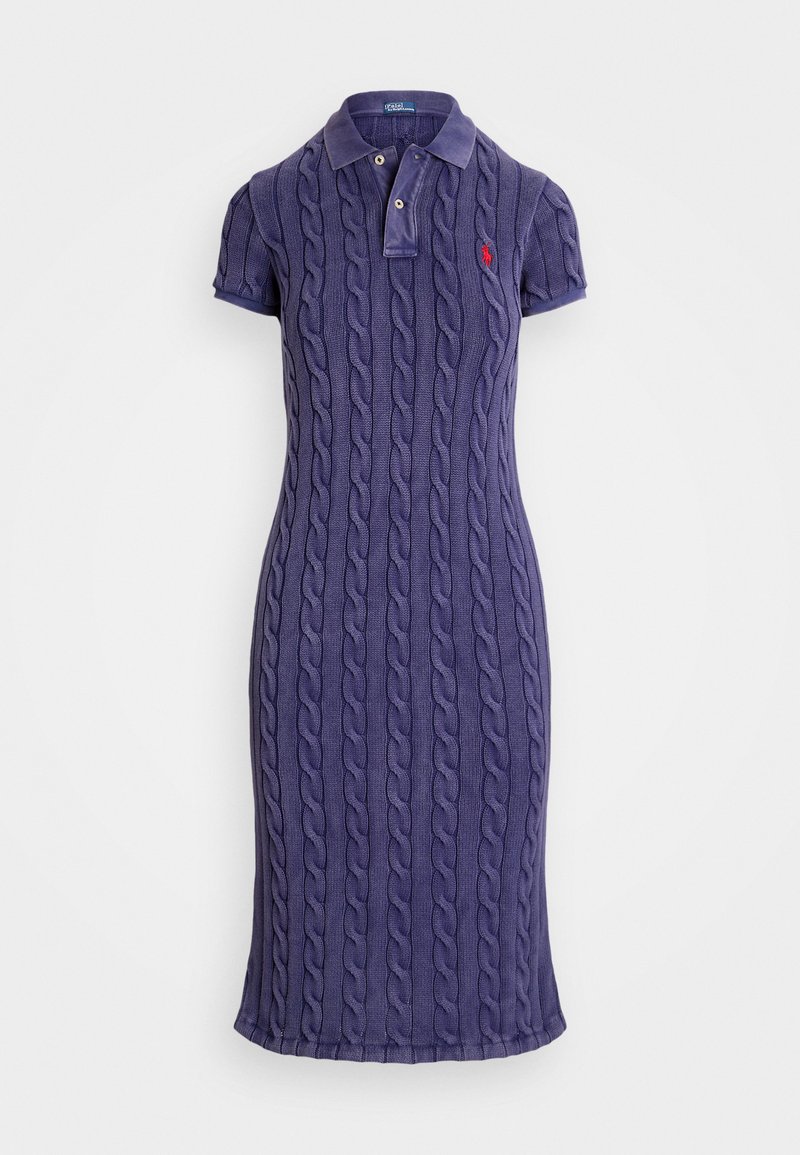 Lila kabelstickad polo-klänning med korta ärmar, krage, två knappar och en liten röd logotyp på bröstet. Slät textur och figurnära design.