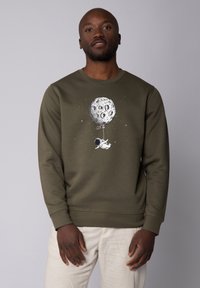 Olijfgroene sweater met lange mouwen, voorzien van een grafisch ontwerp van een astronaut die een ballon in de vorm van de maan vasthoudt. Soepele stofstructuur.