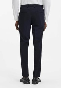 Pantaloni eleganti blu navy realizzati in un tessuto liscio, con una vestibilità sartoriale, passanti per cintura e due tasche posteriori con un dettaglio di piping sottile.