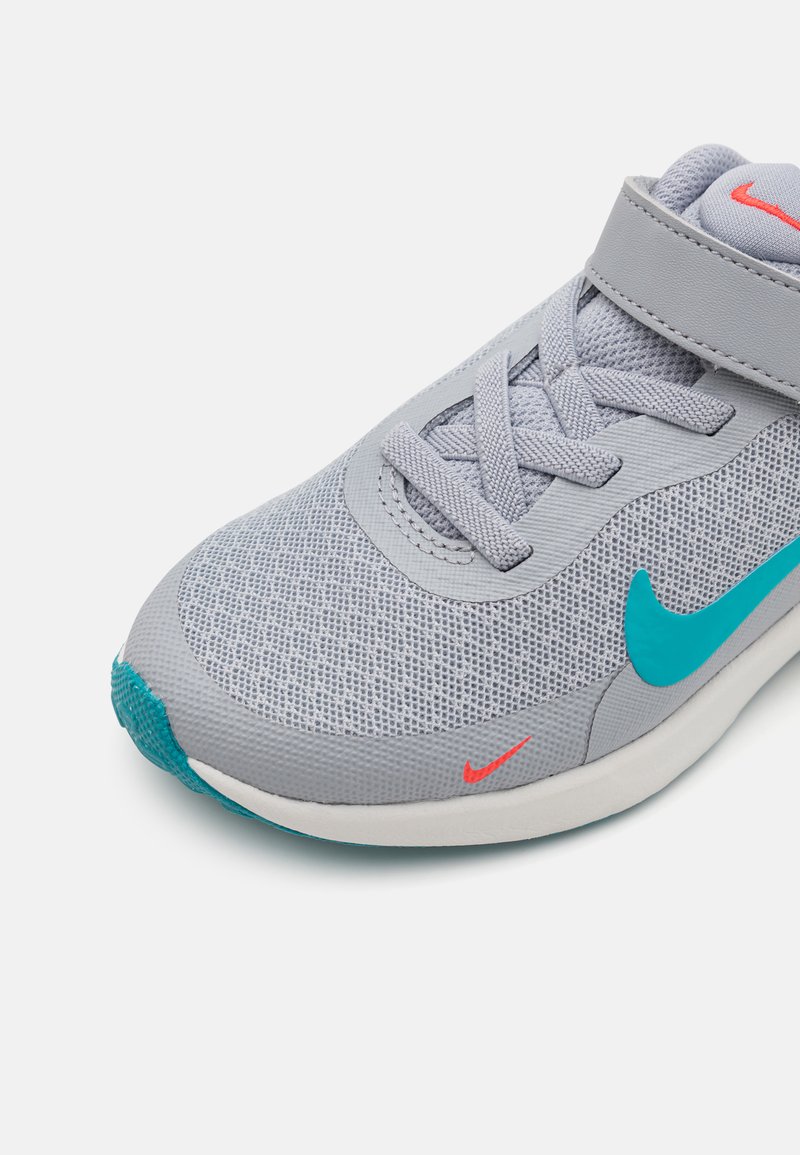 Nike Performance REVOLUTION Road running shoes wolf grey