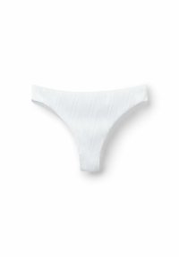 Bílý thong plavky s texturovaným vlnkovým vzorem. Má nízký pas a minimální pokrytí, vyrobené z hladkého, elastického materiálu.