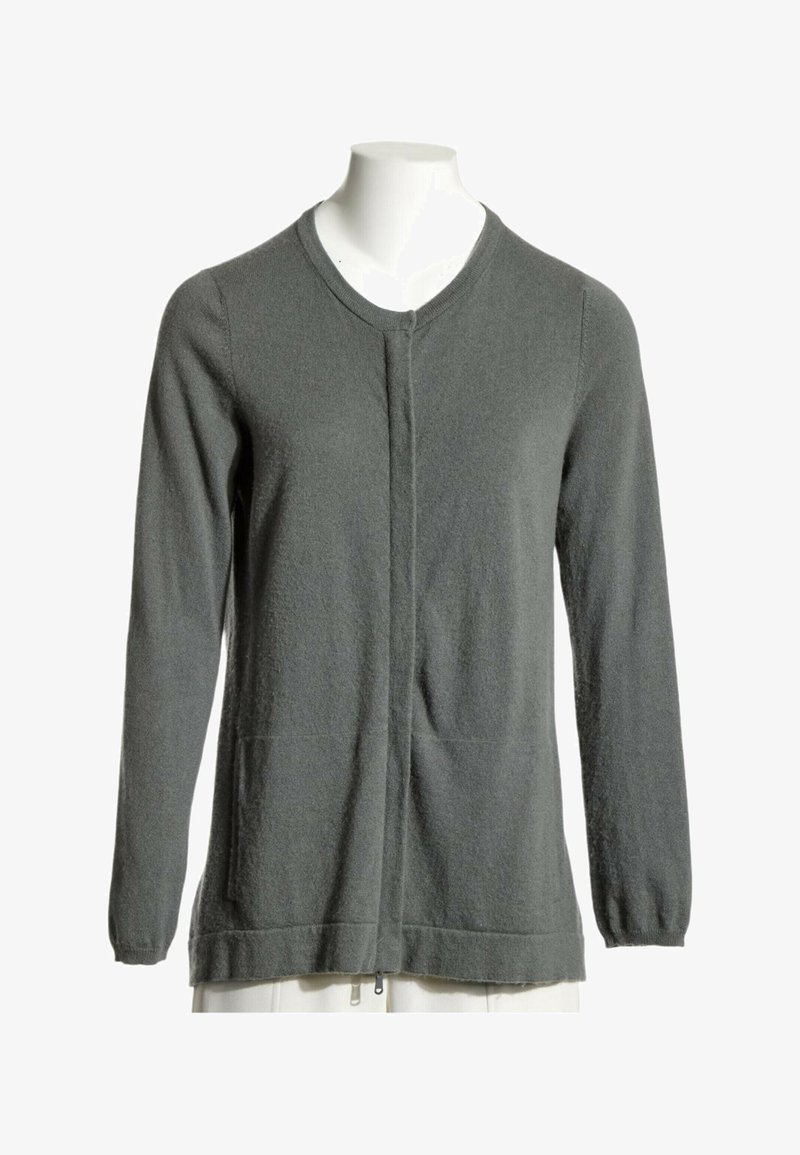 Cardigan gris foncé à manches longues avec une fermeture éclair avant cachée, porté sur un mannequin torse blanc sans tête.