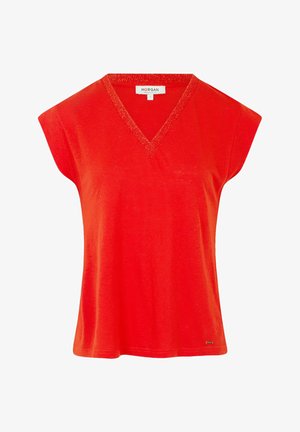 Rotes kurzes T-Shirt mit V-Ausschnitt, kontrastierendem Kragen und lockerer Passform. Hergestellt aus weichem Material, mit einem kleinen Logoakzent nahe dem Saum.