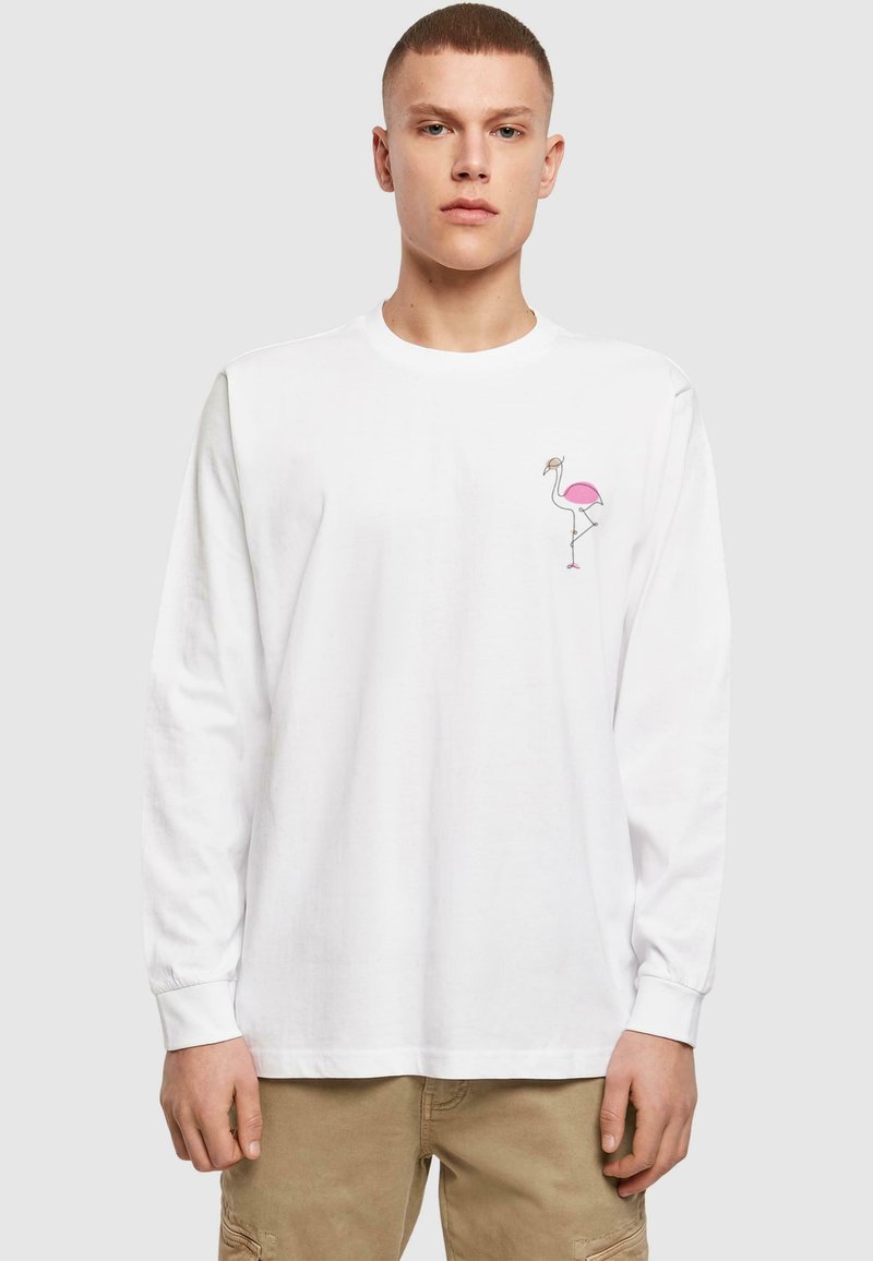 Tricou alb cu mâneci lungi, fabricat din bumbac, având un design cu flamingo roz în zona stângă a pieptului. Decolteu rotund simplu.