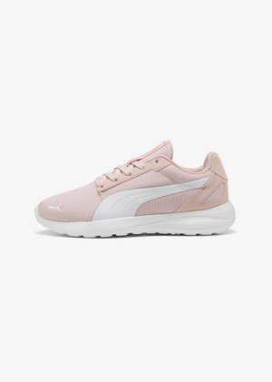Scarpe da ginnastica rosa chiaro realizzate in mesh e materiali sintetici, con una striscia bianca accentata, punta tonda e suola ammortizzata.