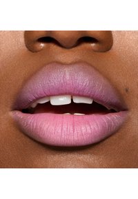 Roze ombre lippen met een matte finish, met een verloop van zachtroze naar dieproze aan de randen, omlijst door een donkere huid.