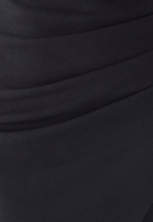 Černá látka s jemnými záhyby, s hladkou strukturou a jemným leskem. Bez viditelných vzorů nebo kovových prvků.